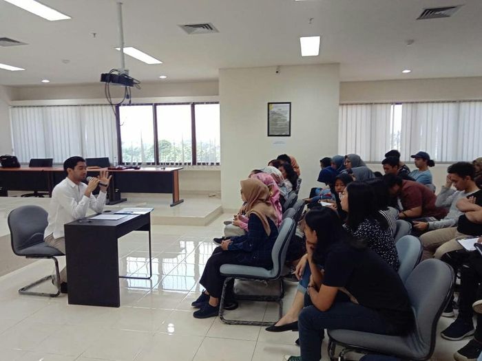 Reza Rahadian sedang mengajar Mata Kuliah Olah Vokal di Program vokasi Universitas Indonesia