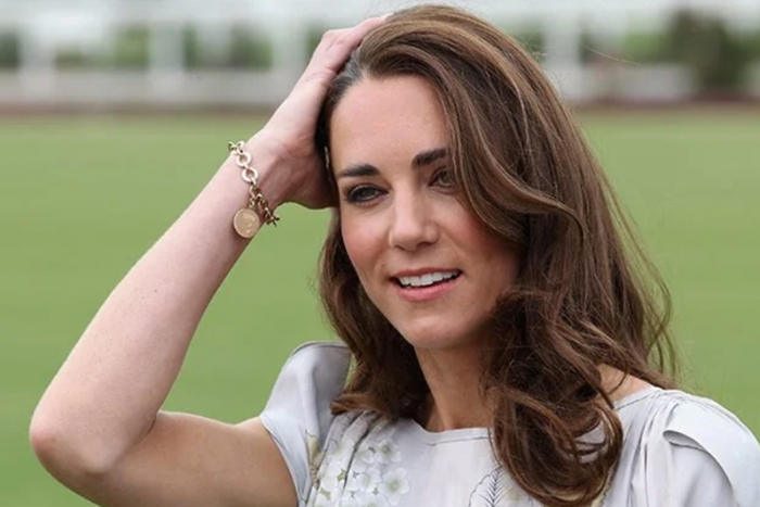 Kate Middleton terlihat memakai gelang dengan inisial huruf C