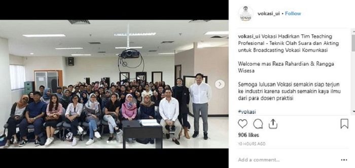 Reza Rahadian sedang berfoto dengan para mahasiswa Program Vokasi Universitas Indonesia