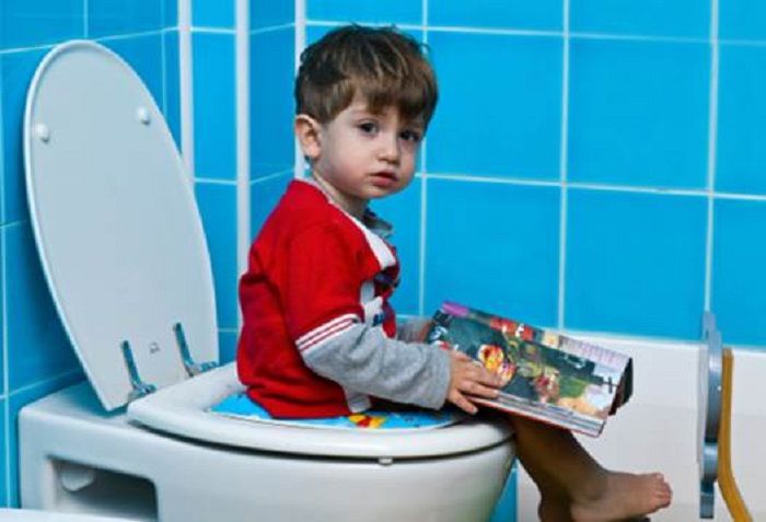 Biasakan si kecil untuk mandiri sedini mungkin.