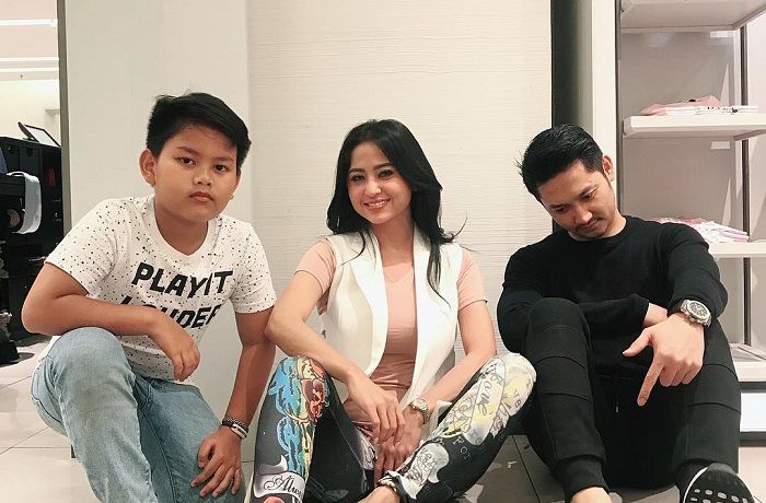 Dewi Persik bersama keluarga