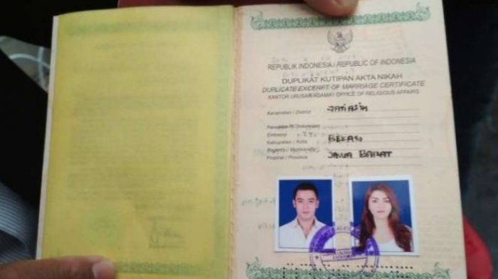 Buku nikah Hilda Vitria dan Kriss Hatta yang tersebar di media sosial