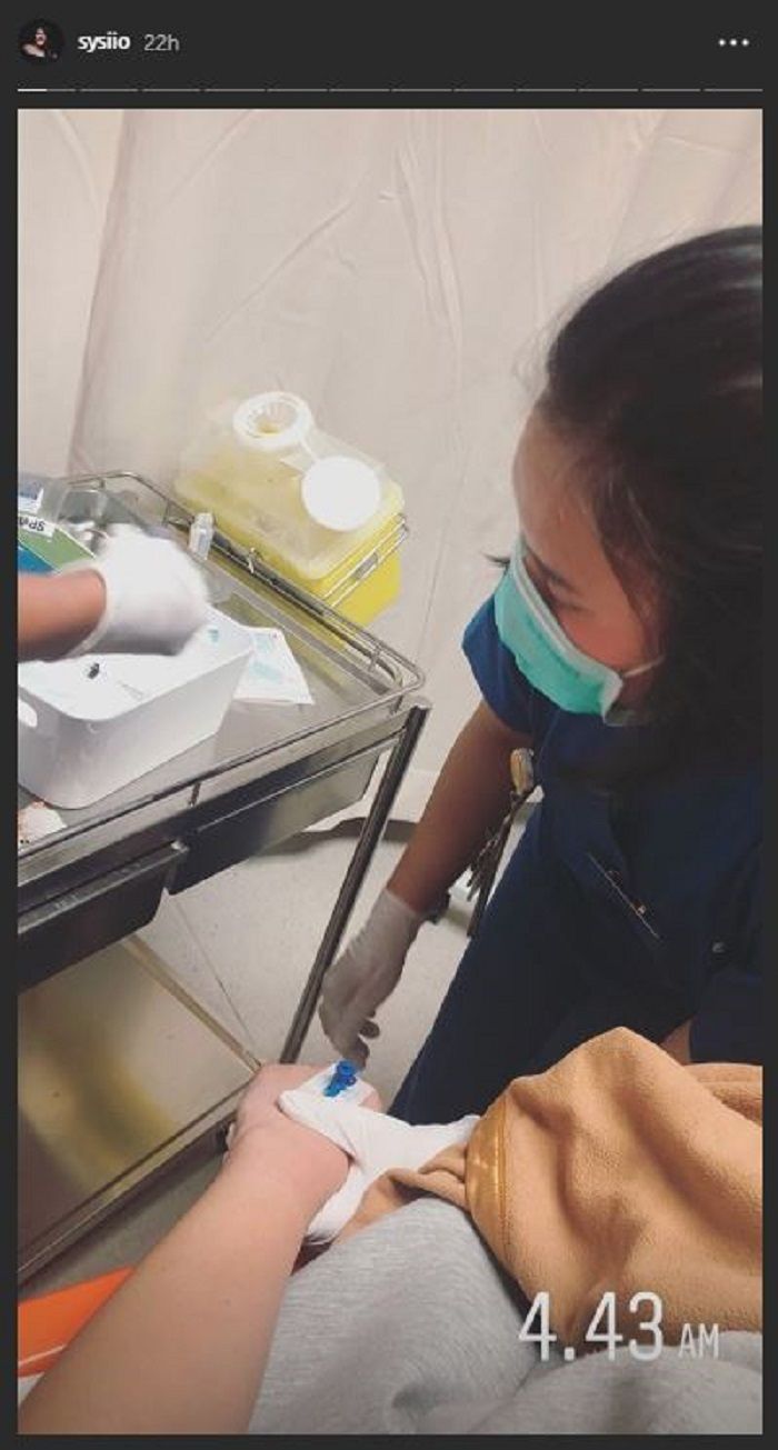 Sissy Prescillia harus dilarikan ke rumah sakit karena kondisi kesehatannya menurun.