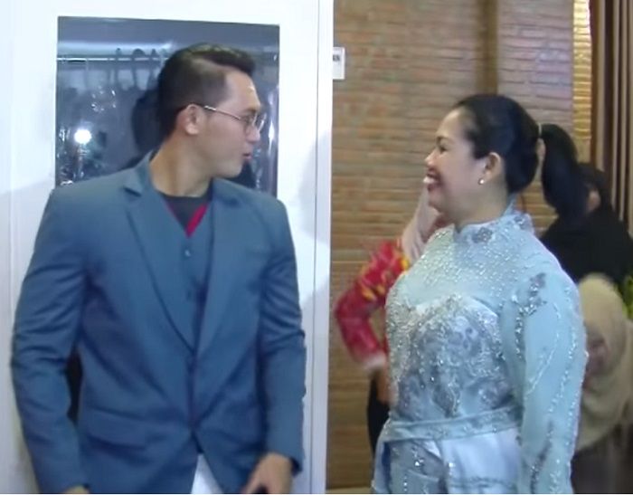 Elly Sugigi dan Irfan fitting baju di butik