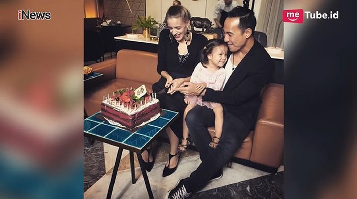 Daniel Mananta bersama anak dan istri