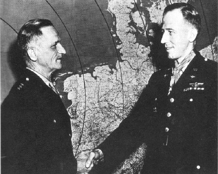 Howard menerima Medal of Honor dari Letnan Jenderal Carl Spaatz