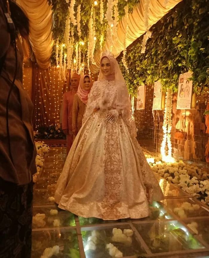 Bak seorang ratu, begini penampilan Anisa Rahma saat resepsi pernikahannya, Minggu (16/9/2018).