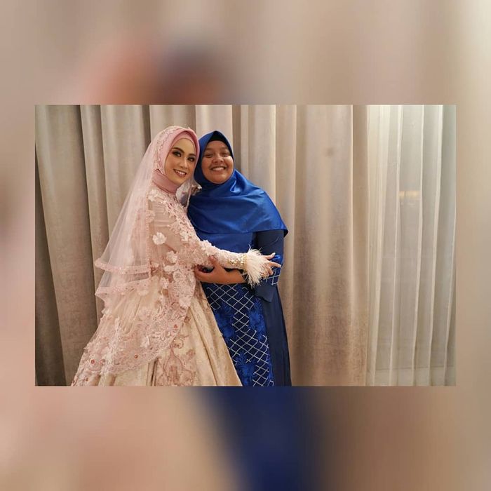 Penampilan Anisa Rahma saat resepsi pernikahan