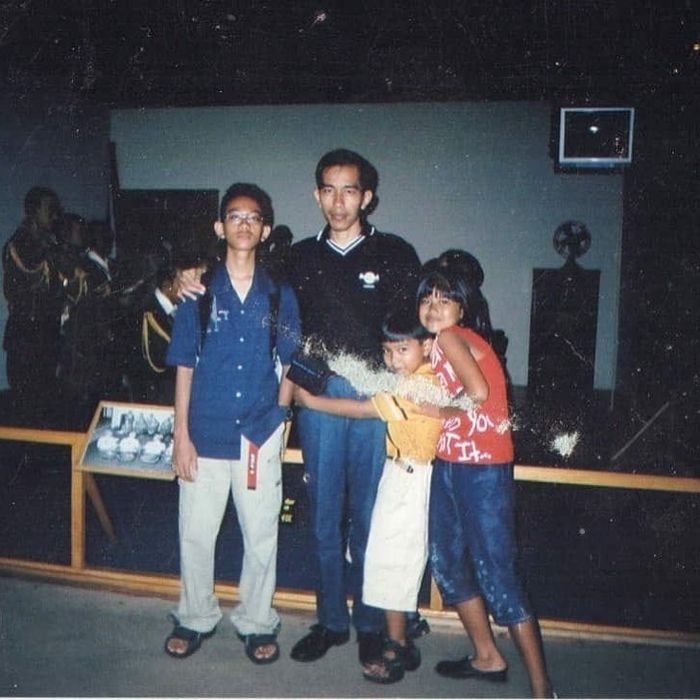 Foto lawas Jokowi bersama ketiga anaknya
