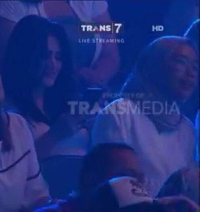 Wanita yang dikira hantu ternyata sedang mainan HP saat nonton konser SO7