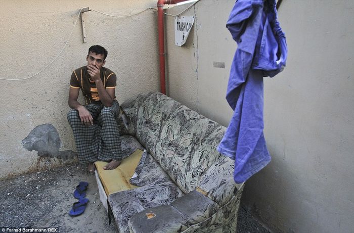 Standar hidup yang suram: Jahangir, 27, dari Bangladesh, telah bekerja sebagai pembersih selama empat tahun terakhir.