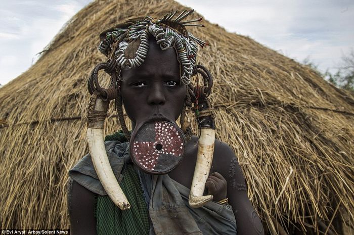 Wanita Suku Mursi
