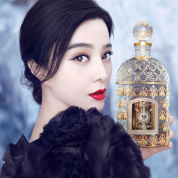 Fan Bingbing memegang botol parfum mewah