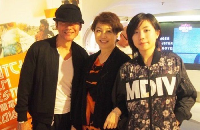Kong Wah bersama istri dan anaknya.