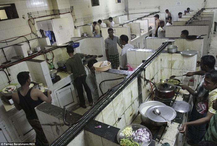 Dapur kotor di kamp Sonapur.