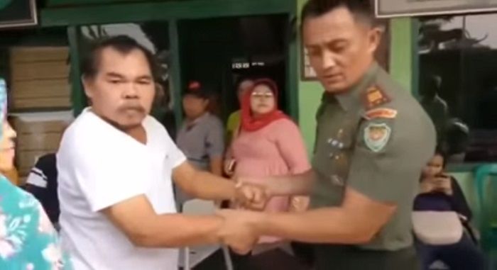 Mat Solar dipapah menuju mobilnya