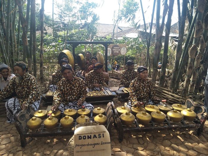 Para pemain musik di Pasar Papringan.