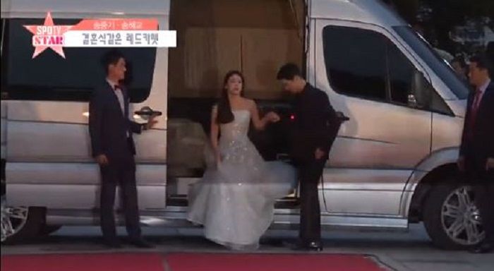 Song Joong Ki menggandeng Song Hye Kyo saat red carpet