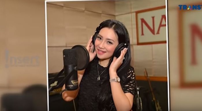 Putri Juby kini merintis jadi penyanyi di bawah label musik yang sama dengan Delon