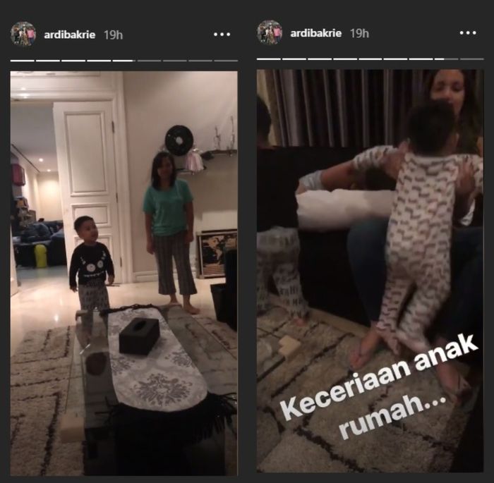 Terdapat sofa berwarna hitam dan coffe table yang diletakkan di atas karpet