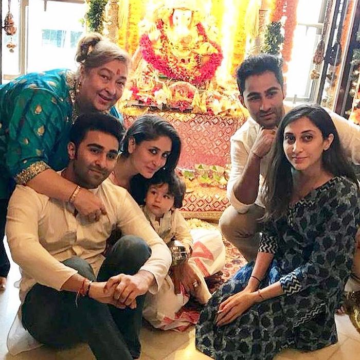 aimur dipeluk dekat dengan Kareena dan berpose bersama Aadar, Armaan Jain, dan ibu mereka, Rima Jain, di depan patung Ganesha.