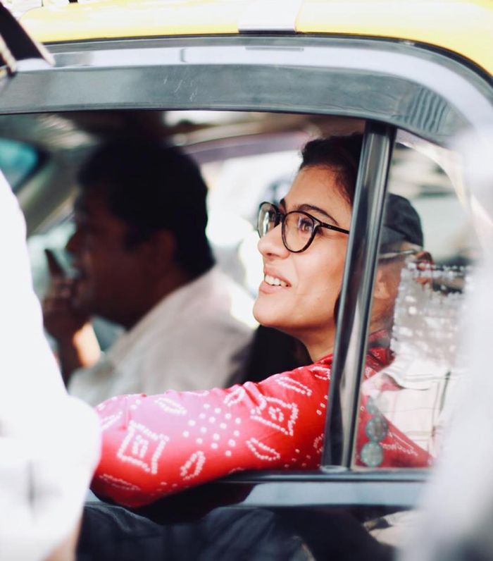 Kajol tampak ramah dengan penggemarnya