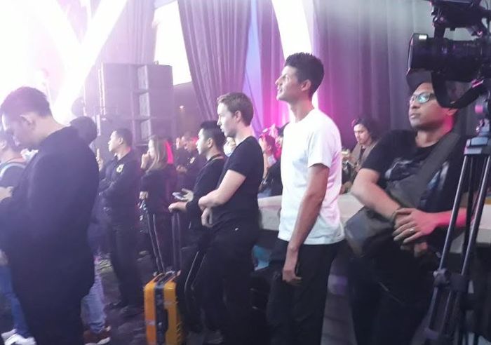 Jeffrey Kopchia ikut menyaksikan penampilan Agnez Mo saat peluncuran produk shampo.