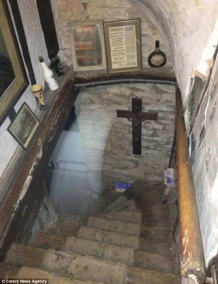 Tangga yang ada di dalam rumah berhantu