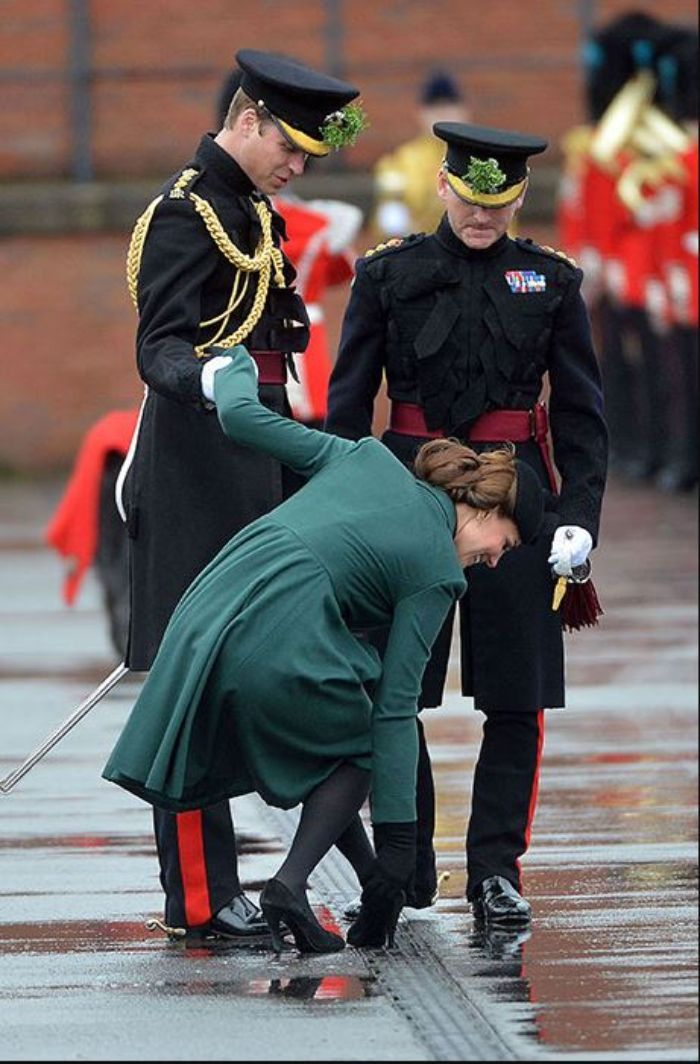 Heels Kate Middleton terjebak diantara jeruji selokan