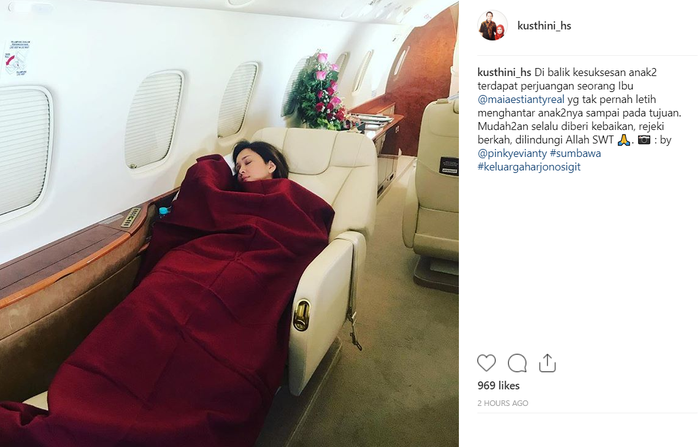 Maia tidur dalam pesawat