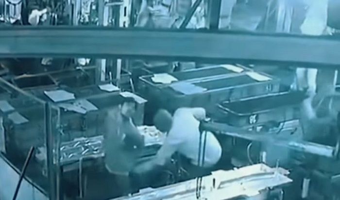 Rakesh Wagmore menusukkan pipa udara ke rektrum.