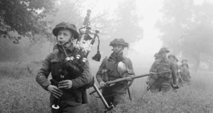 Jack Churchill memainkan bagpipe saat berbaris dengan pasukannya