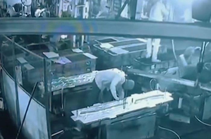 Jadhav pingsan seketika.