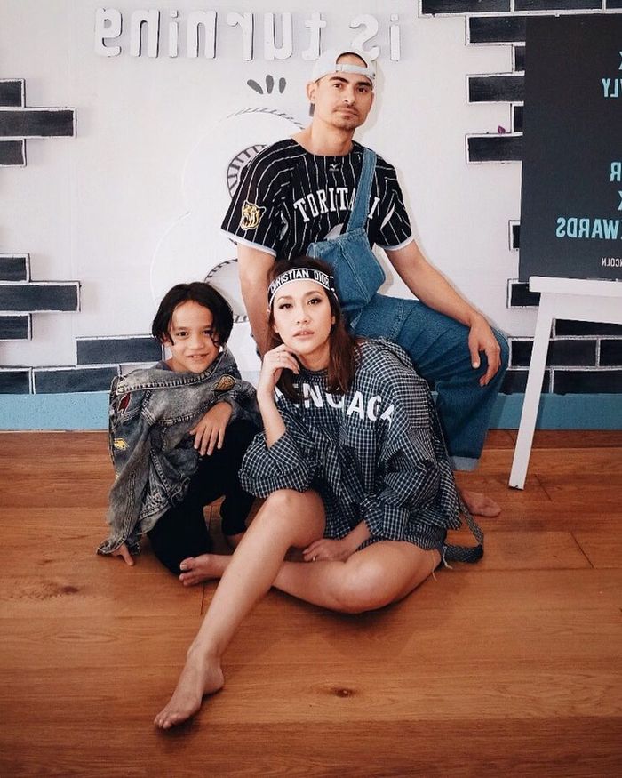 Gaya SWAG keluarga BCL dengan busana terbalik