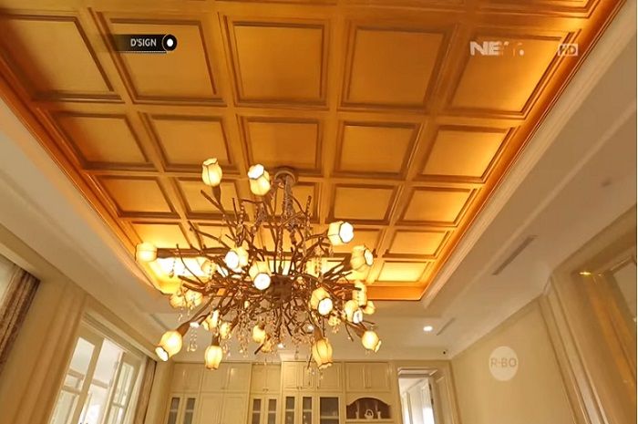 plafon di raung tamu rumah Andre Taulany