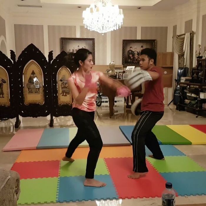 Dian Sastro sedang berolahraga