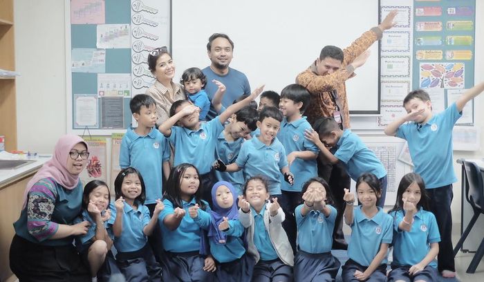Putri Meisya Siregar bersama teman-teman sekolahnya