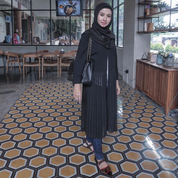 Laudya Cynthia Bella tampil memikat dengan busana kasual