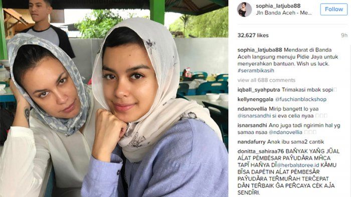 Sophia Latjuba dan Eva Celia Mengenakan Selendang