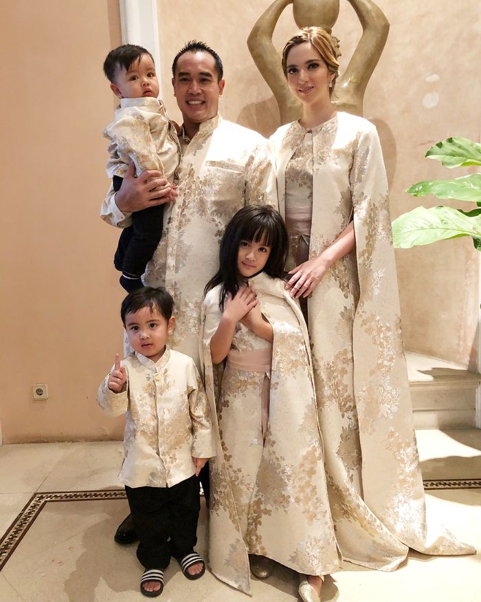 Nia Ramadhani dan keluarga