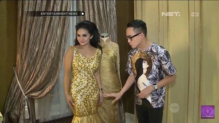 Krisdayanti di dalam rumahnya