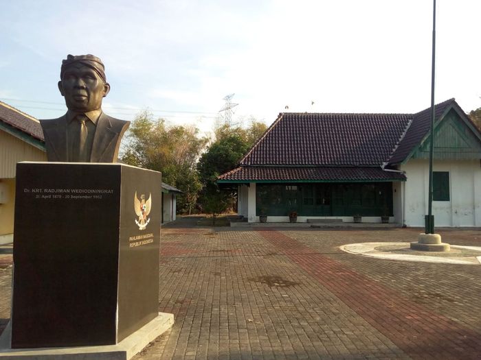 Rumah Radjiman tampak dari luar.
