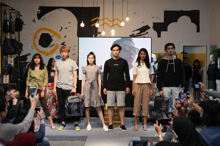 Para model memamerkan produk Mezzo dalam rangkaian fashion show