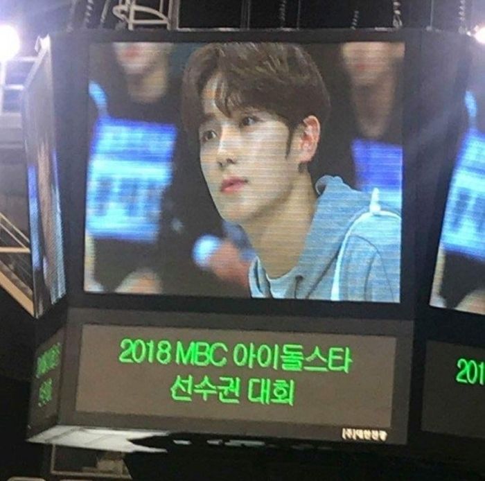 Wajah Lee Hyunjae terpampang di layar papan skor.