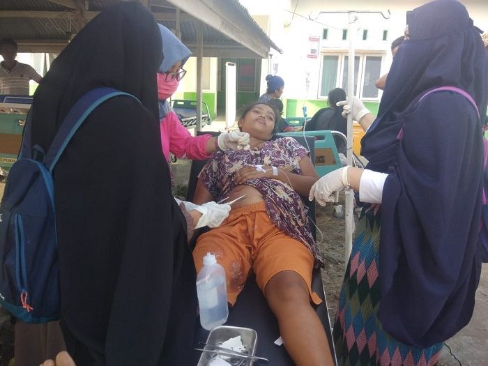 Foto Korban Terluka Akibat Gempa Sedang Diberi Perawatan