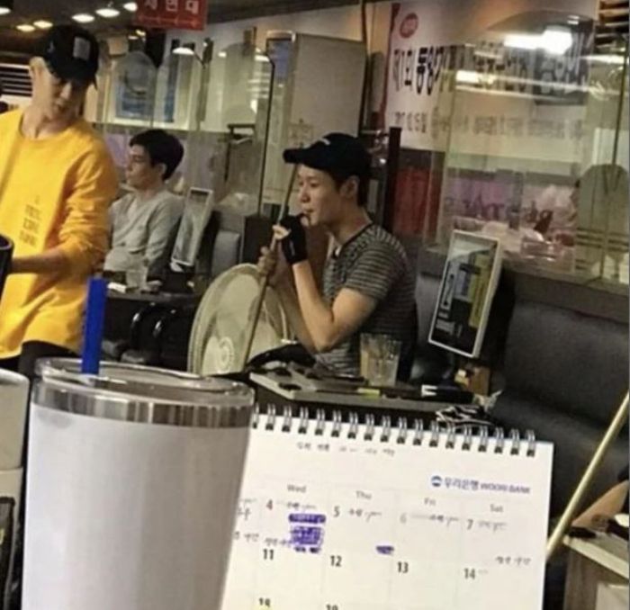 Taemin terlihat lagi sedang merokok