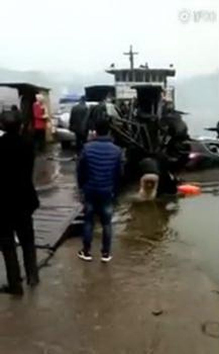 Bantuan terhadap mobil yang tenggelam