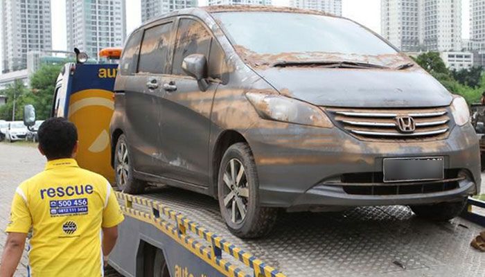 ilustrasi mobil ynag mendapat asuransi