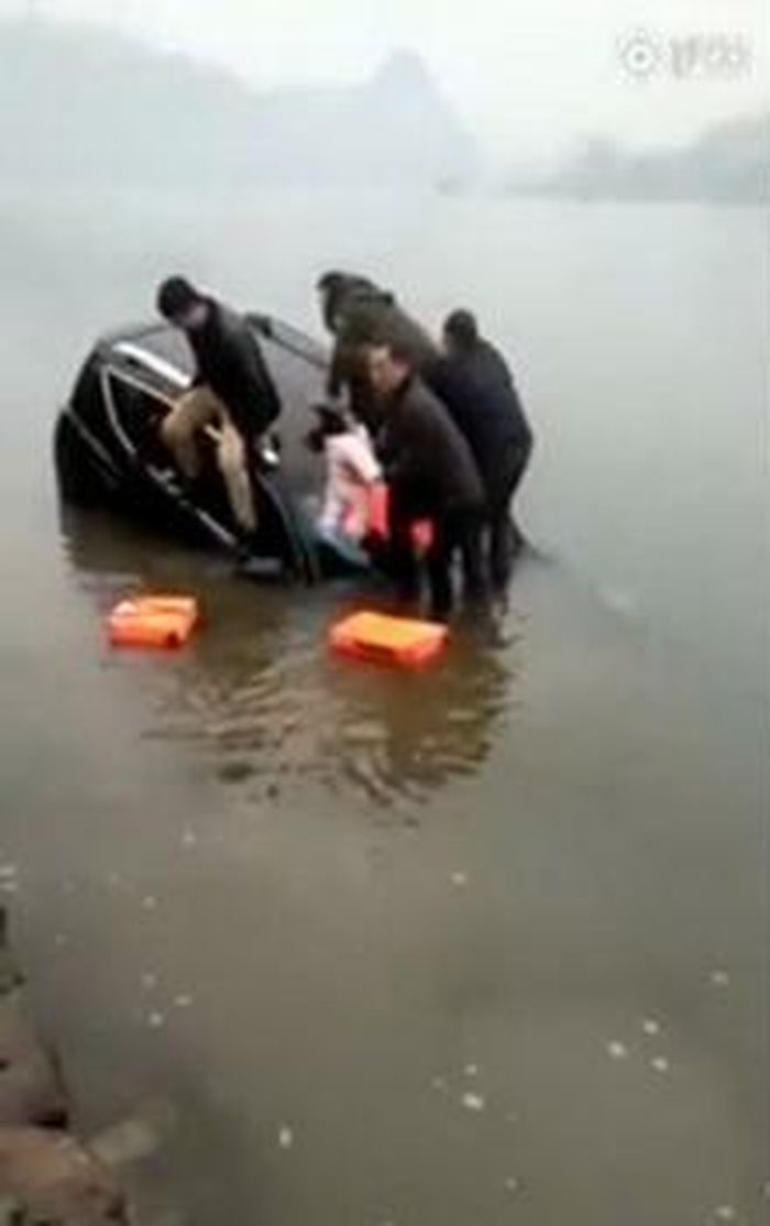 Seorang bayi yang dilempar ayahnya ke pengunjung pantai agar selamat