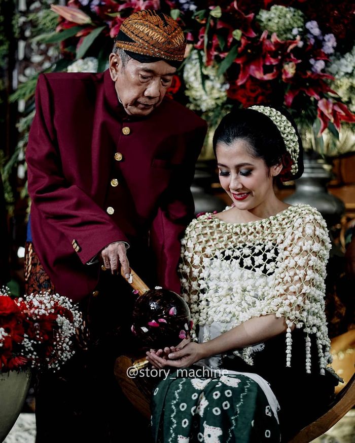 Ardina Rasti kenakan busana basahan saat siraman
 